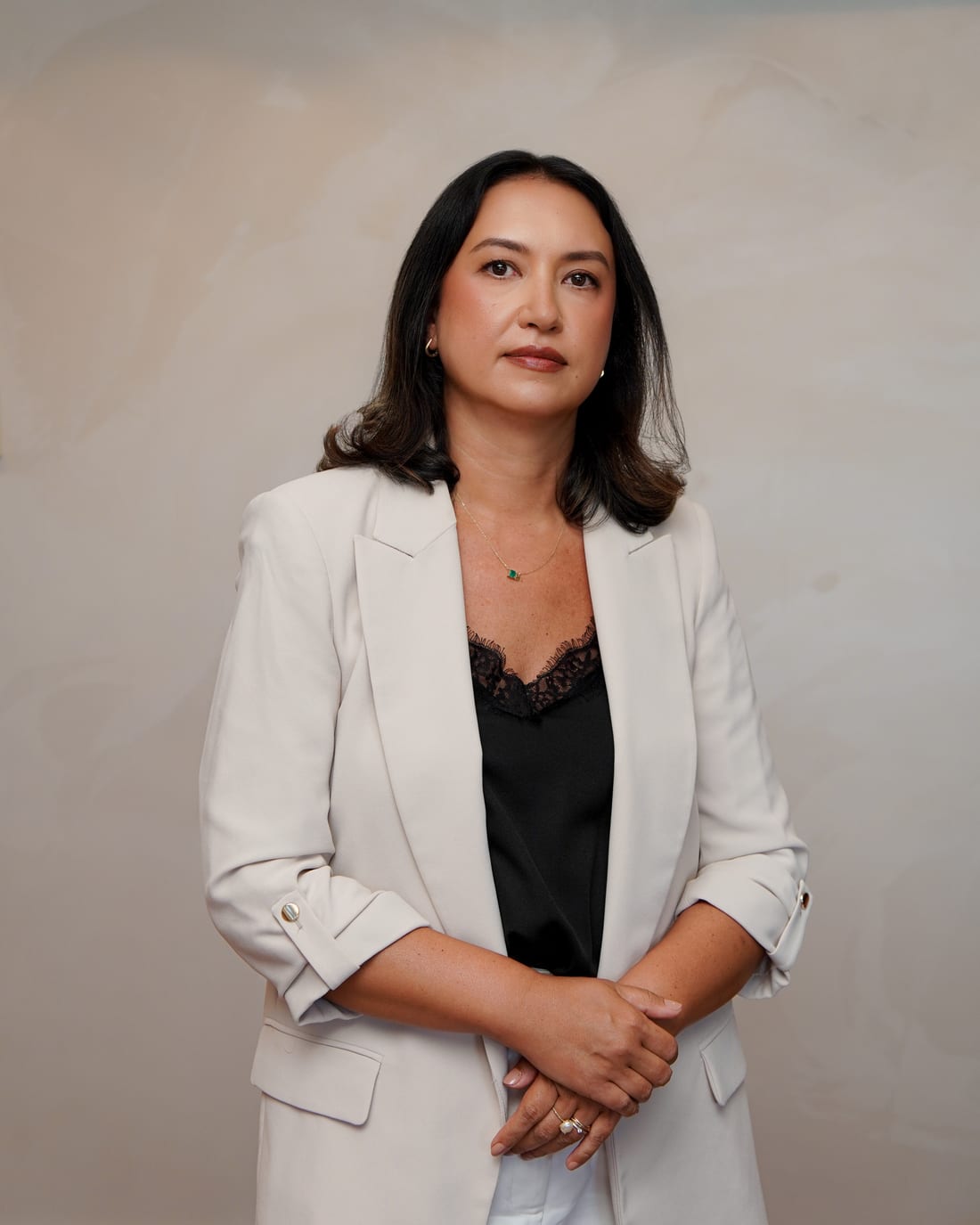 Dra. Narjara Izumi, médica, retrato profissional com blazer claro